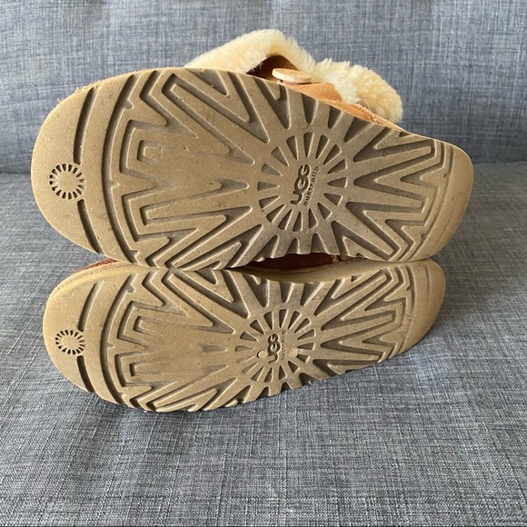 UGG BAILEY BUTTON BOOTS - Picture 9 of 10